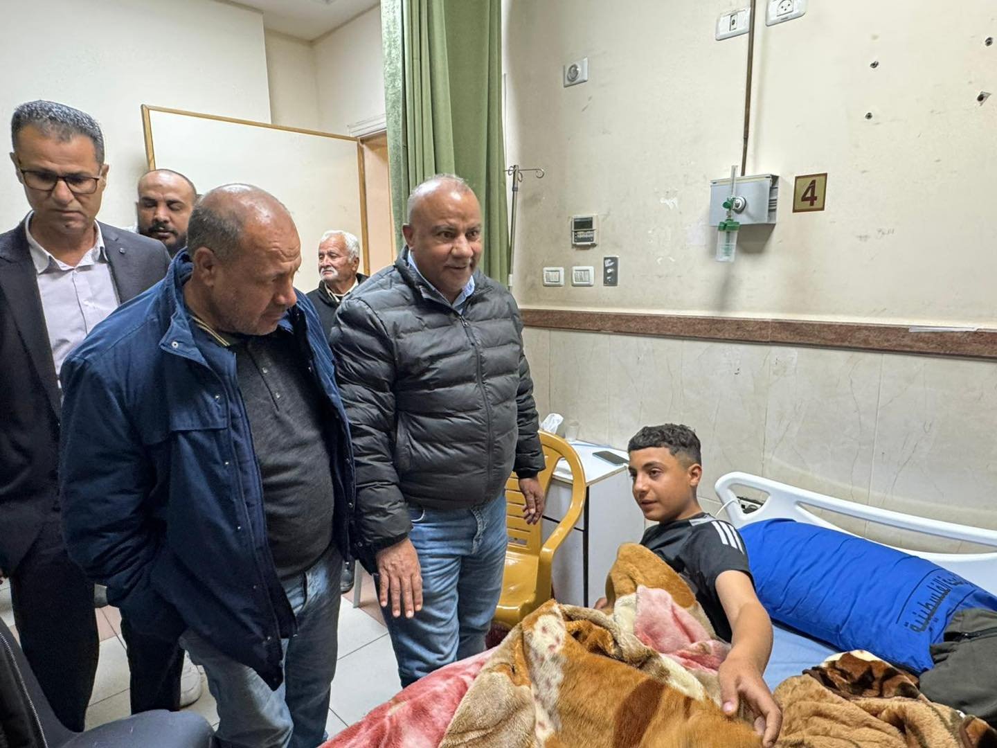 رئيس هيئة مقاومة الجدار يزور مصابي المغير في مجمّع فلسطين الطبي